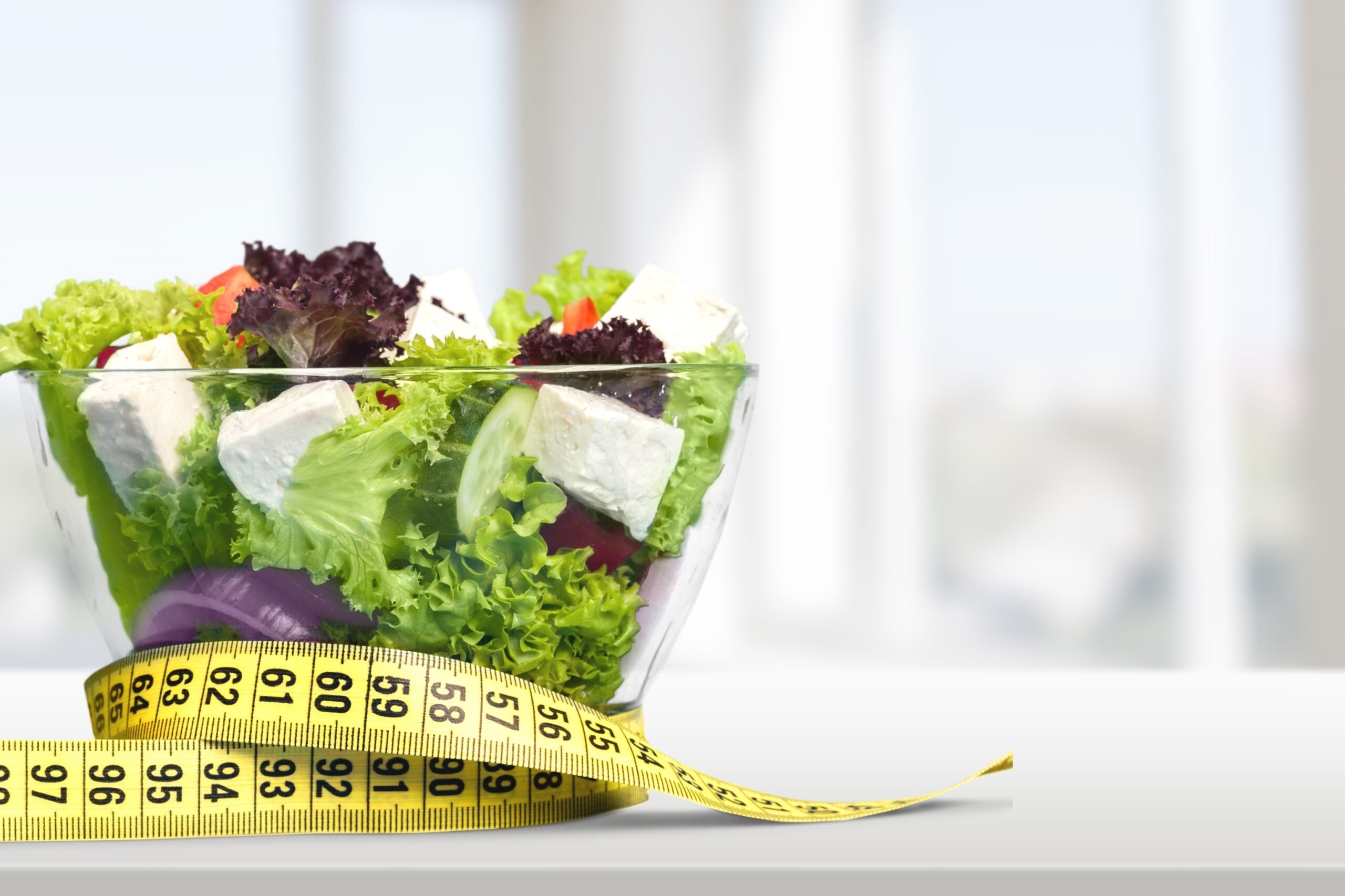 En la actualidad, existe una gran cantidad de dietas populares que prometen una pérdida de peso extremadamente rápida, desintoxicación milagrosa o una mejor salud en muy poco tiempo. Desde la dieta cetogénica (keto) hasta las dietas basadas en jugos detox, estas tendencias generan un enorme interés masivo. Sin embargo, es fundamental analizar con criterio científico si realmente funcionan o si, por el contrario, representan un riesgo serio para la salud a largo plazo. Análisis de las tendencias más conocidas y sus riesgos: Dieta cetogénica (keto): Consiste en reducir drásticamente los carbohidratos y aumentar el consumo de grasas para inducir al cuerpo en estado de cetosis, quemando grasa como fuente principal de energía. Si bien ofrece una pérdida de peso rápida al inicio, sus riesgos incluyen déficit severo de fibra, estreñimiento, mareos, deshidratación y deficiencias de vitaminas. No es recomendable sin una estricta supervisión médica. Dietas detox o de jugos: Prometen "limpiar" el organismo mediante ayunos prolongados o el consumo exclusivo de jugos de frutas y verduras. La realidad científica es que el cuerpo ya posee sus propios sistemas naturales de desintoxicación (hígado y riñones). Estas dietas conllevan pérdida de masa muscular, desequilibrio electrolítico y un inminente efecto rebote perjudicial. Dieta paleo: Se basa en emular la alimentación de los humanos prehistóricos, priorizando carnes magras, pescado, frutas y frutos secos, mientras elimina por completo lácteos, legumbres y granos. Aunque reduce drásticamente los ultraprocesados, puede generar deficiencias crónicas de calcio y fibra, además de resultar sumamente difícil de mantener a largo plazo. Dietas bajas en carbohidratos de forma extrema: Reducen al mínimo el pan, arroz, pasta y cereales. Aunque controlan el azúcar en la sangre de forma temporal, su restricción extrema suele provocar fatiga crónica, irritabilidad, estreñimiento severo y deficiencias notorias en las vitaminas del complejo B, afectando directamente el rendimiento físico y mental. Conclusión Dietas populares: ¿funcionan realmente o son un riesgo?
