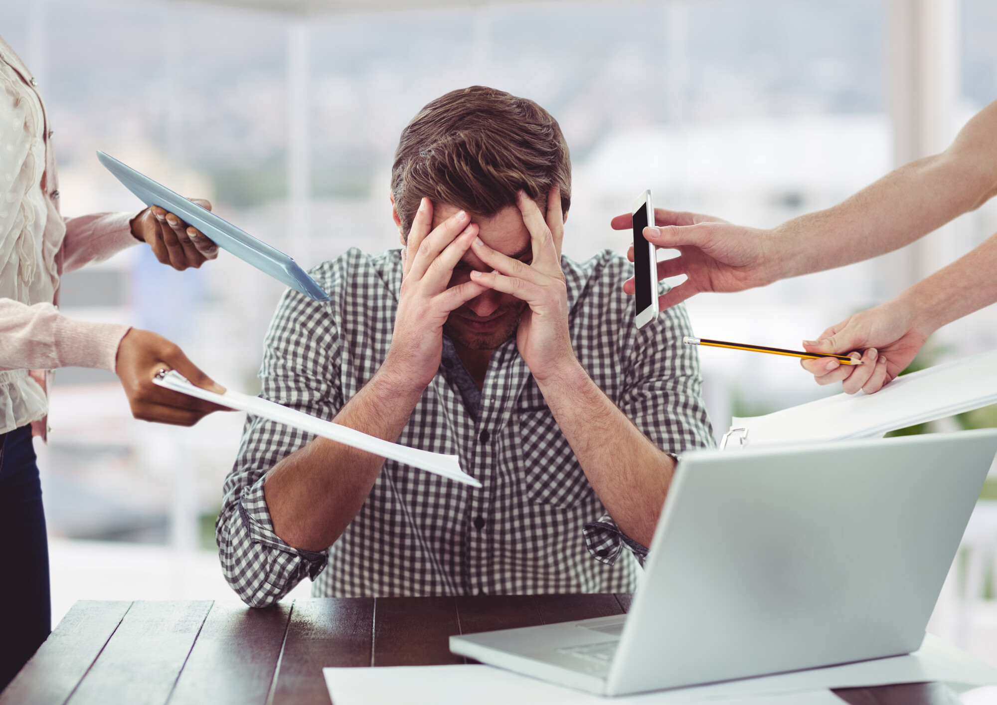 El estrés es una respuesta natural del cuerpo ante situaciones desafiantes o amenazantes, pero cuando se vuelve constante y crónico, puede afectar gravemente la salud física y mental. Vivimos en un mundo acelerado, con múltiples responsabilidades laborales, familiares y sociales, que a menudo nos generan altos niveles de ansiedad y tensión muscular. Aprender a reducir el estrés en la vida cotidiana es clave para mejorar la calidad de vida y prevenir el desarrollo de enfermedades crónicas. ¿Cómo nos afecta el estrés prolongado? El estrés activa de forma inmediata la respuesta de "lucha o huida", liberando hormonas como el cortisol y la adrenalina en el torrente sanguíneo. A corto plazo, esto puede aumentar la concentración y la energía para resolver un problema, pero el estrés prolongado provoca efectos sumamente negativos, tales como dolores de cabeza y musculares crónicos, problemas digestivos y gastrointestinales, trastornos del sueño, insomnio, ansiedad, irritabilidad y depresión. Además, incrementa de forma notable el riesgo de enfermedades cardíacas, hipertensión y debilita el sistema inmunológico. Estrategias prácticas y efectivas para mitigarlo: Organiza tu tiempo de manera eficiente: Una de las principales causas de estrés es la sensación de falta de control sobre nuestras tareas y obligaciones. Planificar tu día, establecer prioridades claras y dividir las actividades en pasos manejables puede ayudarte a reducir la ansiedad y mejorar la productividad. Practica la respiración profunda: La respiración profunda activa el sistema nervioso parasimpático, responsable de inducir la relajación en el organismo. Una técnica simple consiste en inhalar lentamente por la nariz durante 4 segundos, mantener la respiración 4 segundos, exhalar por la boca durante 6 segundos y repetir varias veces. Realiza ejercicio físico de forma regular: El ejercicio es uno de los aliados más poderosos contra el estrés. Actividades como caminar, correr, nadar o practicar yoga liberan endorfinas, hormonas que mejoran el estado de ánimo y reducen la ansiedad. Además, mejora el sueño y fortalece la resistencia física frente a las tensiones. Técnicas de mindfulness y meditación: El mindfulness consiste en enfocar la mente en el presente, aceptando pensamientos y emociones sin juzgarlos. Practicar mindfulness o meditación diariamente durante 10-20 minutos puede reducir significativamente los niveles de cortisol y mejorar la claridad mental. Mantén relaciones sociales saludables: Compartir experiencias, recibir apoyo emocional y conectar con otras personas disminuye el estrés y fortalece la resiliencia. Hablar con amigos, familiares o profesionales de la salud mental puede proporcionar perspectiva y aliviar notablemente la carga emocional. Establece límites y aprende a decir "no": Aceptar demasiadas responsabilidades puede aumentar el estrés de manera exponencial. Reconocer tus límites y comunicar tus necesidades de manera asertiva evita la sobrecarga y te permite mantener un equilibrio saludable entre el trabajo, la familia y tu tiempo personal. Duerme lo suficiente: La falta de sueño amplifica la respuesta al estrés y dificulta la regulación emocional. Mantener un horario regular, evitar pantallas antes de dormir y crear un ambiente propicio para el descanso son estrategias fundamentales para recuperar la energía y reducir la ansiedad. Practica hobbies y actividades recreativas: Dedicar tiempo a actividades que disfrutes, como leer, pintar, escuchar música o practicar deportes, ayuda a desconectar de las preocupaciones diarias. Estas actividades liberan tensiones y fomentan de manera directa las emociones positivas. Estrategias para reducir el estrés en tu vida cotidiana Considera la ayuda profesional: Si el estrés se vuelve constante, incontrolable o abrumador, acudir a un psicólogo, terapeuta o profesional de la salud mental puede proporcionar herramientas específicas para manejarlo. La terapia cognitivo-conductual es un recurso altamente efectivo. Conclusión El estrés no siempre se puede eliminar por completo de nuestras vidas, pero aprender a gestionarlo de manera efectiva es esencial para proteger la salud física y mental. Incorporar estas estrategias en tu vida cotidiana no solo mejora tu bienestar inmediato, sino que también fortalece tu capacidad para enfrentar desafíos futuros con calma y claridad. Recuerda que no se trata de evitar las dificultades, sino de aprender a controlarlas.