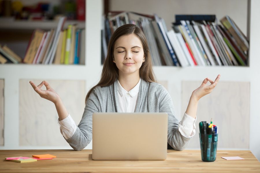 En un entorno caracterizado por la sobreinformación y las constantes distracciones digitales, mantener una memoria ágil y una capacidad de concentración profunda se ha convertido en un desafío cotidiano. Tanto el rendimiento académico y laboral como el bienestar personal dependen en gran medida del funcionamiento óptimo de nuestras capacidades cognitivas. Afortunadamente, el cerebro posee neuroplasticidad, lo que significa que es posible entrenarlo y fortalecer la atención mediante hábitos específicos respaldados por la ciencia. Hábitos y técnicas para potenciar la mente: Priorizar un descanso de calidad: Durante las fases de sueño profundo y REM, el cerebro consolida los recuerdos y procesa la información aprendida durante el día. Dormir entre 7 y 9 horas cada noche es indispensable para mantener la agilidad mental y la retención de datos. Practicar la técnica Pomodoro: Para evitar la fatiga cognitiva y mejorar el enfoque, trabaja de forma ininterrumpida en una sola tarea durante 25 minutos y descansa 5 minutos. Después de cuatro ciclos, toma una pausa más larga de 15 a 30 minutos. Alimentación para el cerebro: Incluye en tu dieta diaria nutrientes protectores de la función cognitiva, como los ácidos grasos omega-3 (presentes en el pescado azul y las nueces), antioxidantes (arándanos y verduras de hoja verde) y agua suficiente para mantener una hidratación adecuada. Eliminar la multitarea: Intentar realizar varias actividades complejas al mismo tiempo fragmenta la atención y aumenta el margen de error. Enfocarse en una sola tarea a la vez optimiza el rendimiento y fortalece la concentración. Utilizar reglas mnemotécnicas y mapas mentales: Para recordar listas de conceptos o ideas complejas, asócialas con imágenes mentales llamativas, crea acrónimos o dibuja esquemas visuales que faciliten la estructuración de la información. Conclusión Mejorar la memoria y la capacidad de concentración no depende de soluciones milagrosas, sino de la práctica constante de hábitos saludables y la organización consciente de nuestras jornadas. Combinar el ejercicio físico regular con pausas mentales estratégicas y una estimulación cognitiva variada te permitirá mantener un cerebro ágil, productivo y saludable en cualquier etapa de la vida.